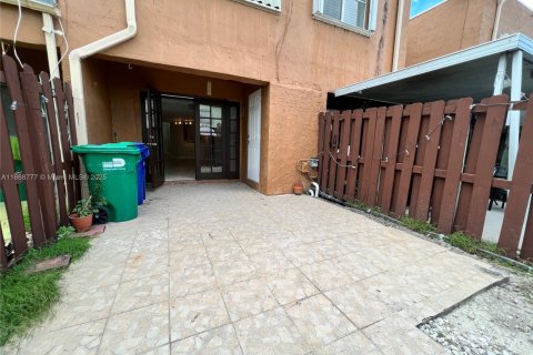 Condominio en alquiler en Miami, Florida, 3 dormitorios, 121.7 m2 № 1926721 - foto 27