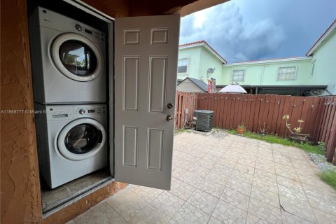 Condominio en alquiler en Miami, Florida, 3 dormitorios, 121.7 m2 № 1926721 - foto 25