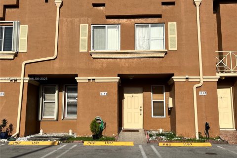 Condominio en alquiler en Miami, Florida, 3 dormitorios, 121.7 m2 № 1926721 - foto 1