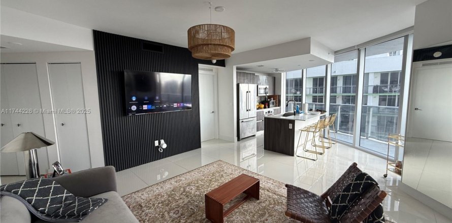 Кондоминиум с 2 спальнями в Майами, Флорида № 1958722