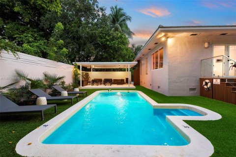 House in Miami, Florida 5 bedrooms, 219.99 sq.m. № 1946798 - photo 18