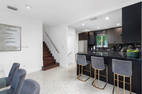 House in Miami, Florida 5 bedrooms, 219.99 sq.m. № 1946798 - photo 7