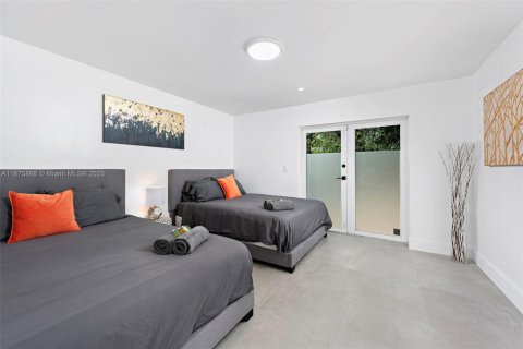 House in Miami, Florida 5 bedrooms, 219.99 sq.m. № 1946798 - photo 20