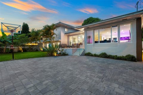 House in Miami, Florida 5 bedrooms, 219.99 sq.m. № 1946798 - photo 25