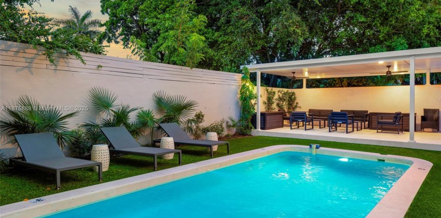 House in Miami, Florida 5 bedrooms, 219.99 sq.m. № 1946798