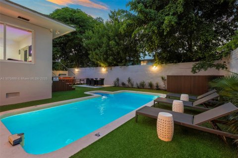 House in Miami, Florida 5 bedrooms, 219.99 sq.m. № 1946798 - photo 17