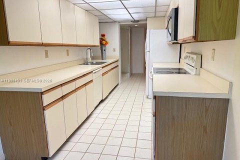 Condo in Hollywood, Florida, 2 bedrooms  № 2050664 - photo 8