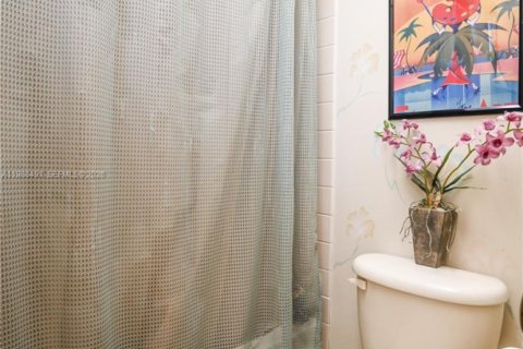 Condo in Hollywood, Florida, 2 bedrooms  № 2050664 - photo 13