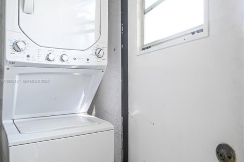 Condo in Hollywood, Florida, 2 bedrooms  № 2050664 - photo 26