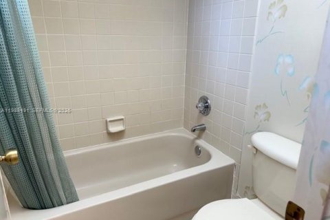 Condo in Hollywood, Florida, 2 bedrooms  № 2050664 - photo 12