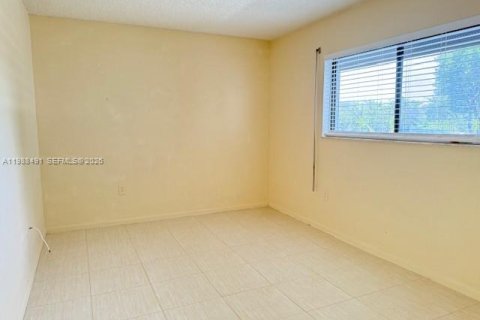 Condo in Hollywood, Florida, 2 bedrooms  № 2050664 - photo 14