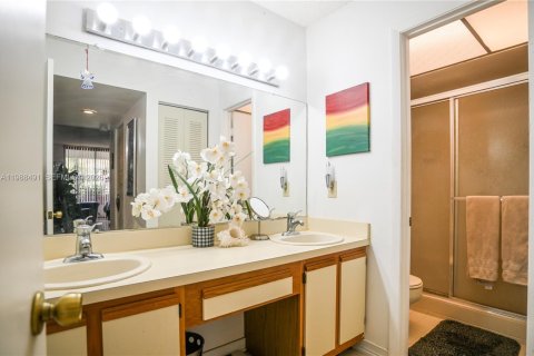 Condo in Hollywood, Florida, 2 bedrooms  № 2050664 - photo 19