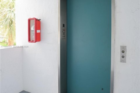 Condo in Hollywood, Florida, 2 bedrooms  № 2050664 - photo 28