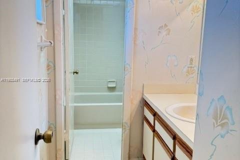 Condo in Hollywood, Florida, 2 bedrooms  № 2050664 - photo 11