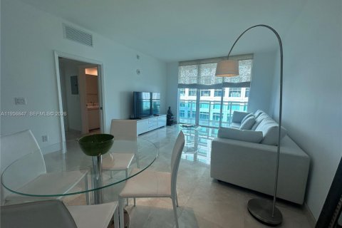 Condominio en alquiler en Miami, Florida, 1 dormitorio, 63.92 m2 № 2010716 - foto 3