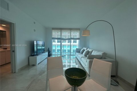 Condominio en alquiler en Miami, Florida, 1 dormitorio, 63.92 m2 № 2010716 - foto 2