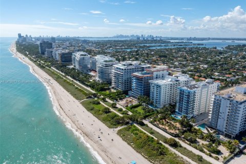Condo in Surfside, Florida, 1 bedroom  № 1972968 - photo 1