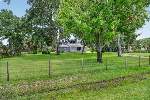 House in Cocoa, Florida 3 bedrooms, 278.71 sq.m. № 2100677 - photo 2