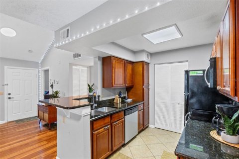 Condo in Orlando, Florida, 2 bedrooms № 2197218 - photo 11
