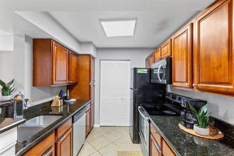 Condo in Orlando, Florida, 2 bedrooms № 2197218 - photo 2