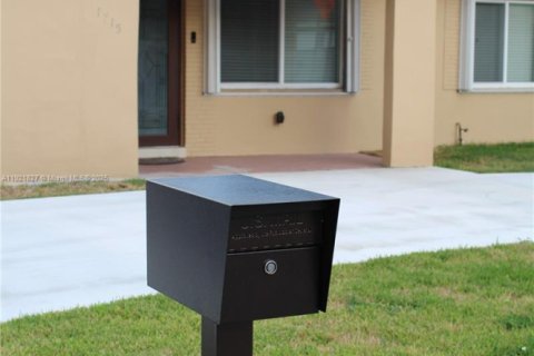 Villa ou maison à vendre à Hollywood, Floride: 3 chambres, 102.19 m2 № 1975729 - photo 17