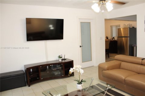 Villa ou maison à vendre à Hollywood, Floride: 3 chambres, 102.19 m2 № 1975729 - photo 28