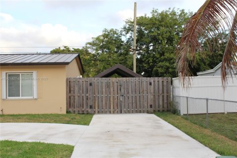 Villa ou maison à vendre à Hollywood, Floride: 3 chambres, 102.19 m2 № 1975729 - photo 4