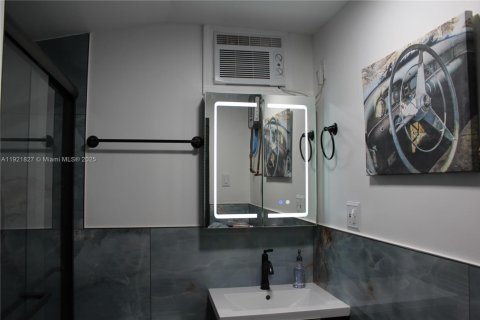 Villa ou maison à vendre à Hollywood, Floride: 3 chambres, 102.19 m2 № 1975729 - photo 27