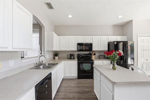House in Davenport, Florida 6 bedrooms, 257.43 sq.m. № 2112477 - photo 8