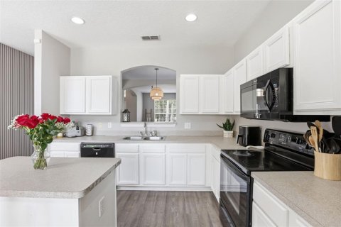 House in Davenport, Florida 6 bedrooms, 257.43 sq.m. № 2112477 - photo 10