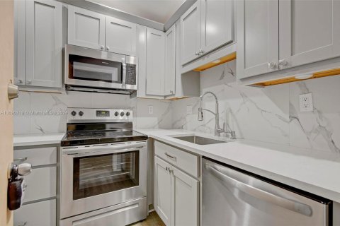 Condominio en venta en Oakland Park, Florida, 2 dormitorios, 78.97 m2 № 1939739 - foto 12