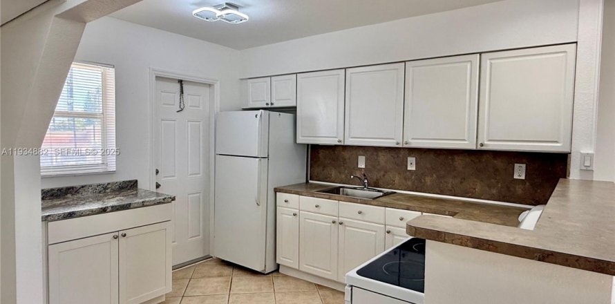 Condominio en Aventura, Florida, 1 dormitorio  № 1993044