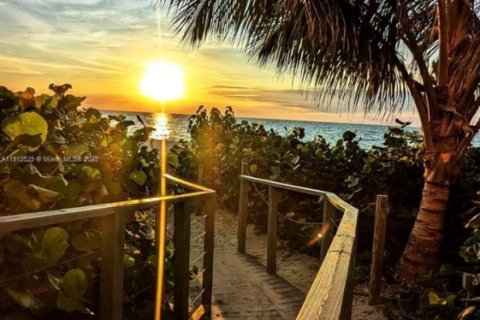 Купить кондоминиум в Халландейл-Бич, Флорида 1 спальня, 80.92м2, № 2053644 - фото 30