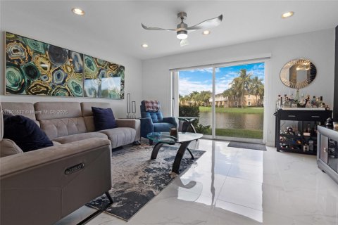 Снять в аренду таунхаус в Мирамар, Флорида 3 спальни, 117.99м2, № 1953184 - фото 1