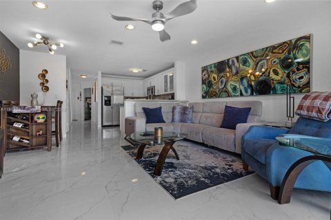 Снять в аренду таунхаус в Мирамар, Флорида 3 спальни, 117.99м2, № 1953184 - фото 7