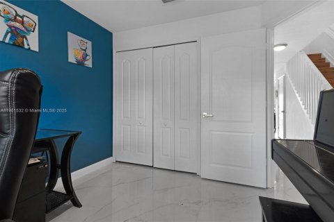 Снять в аренду таунхаус в Мирамар, Флорида 3 спальни, 117.99м2, № 1953184 - фото 29