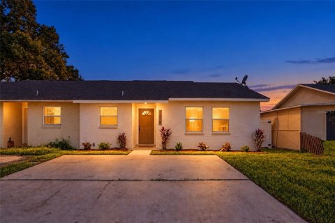 Duplex à vendre à Orlando, Floride: 3 chambres, 90.12 m2 № 2416825 - photo 2