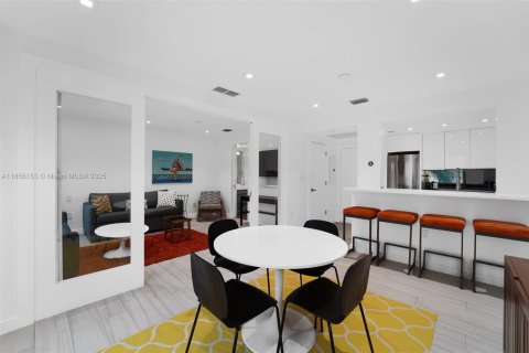 Снять в аренду кондоминиум в Майами-Бич, Флорида 2 спальни, 66.89м2, № 1881807 - фото 1