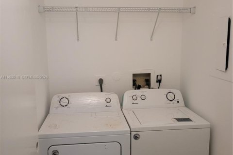 Снять в аренду кондоминиум в Помпано-Бич, Флорида 3 спальни, 108.7м2, № 2045414 - фото 25