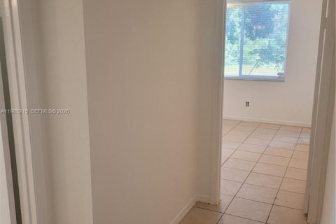 Снять в аренду кондоминиум в Помпано-Бич, Флорида 3 спальни, 108.7м2, № 2045414 - фото 15