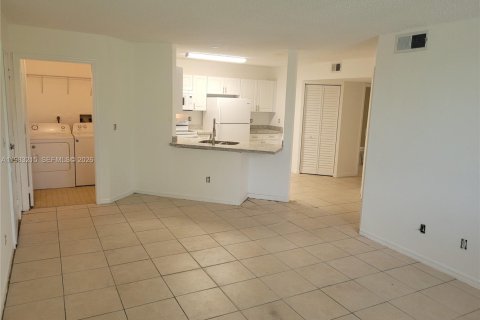 Снять в аренду кондоминиум в Помпано-Бич, Флорида 3 спальни, 108.7м2, № 2045414 - фото 19