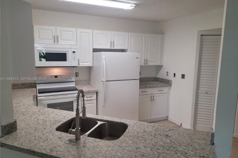Снять в аренду кондоминиум в Помпано-Бич, Флорида 3 спальни, 108.7м2, № 2045414 - фото 2