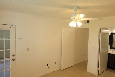 Снять в аренду кондоминиум в Помпано-Бич, Флорида 3 спальни, 108.7м2, № 2045414 - фото 9