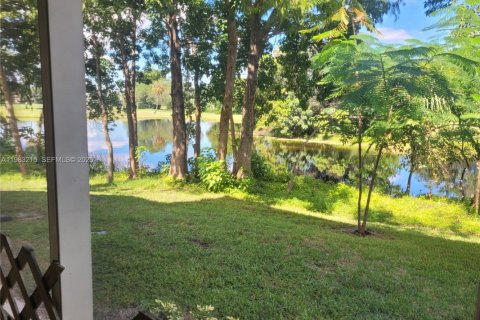 Снять в аренду кондоминиум в Помпано-Бич, Флорида 3 спальни, 108.7м2, № 2045414 - фото 13