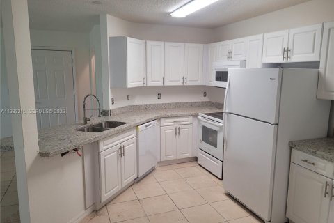 Снять в аренду кондоминиум в Помпано-Бич, Флорида 3 спальни, 108.7м2, № 2045414 - фото 3