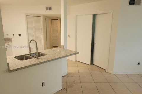 Снять в аренду кондоминиум в Помпано-Бич, Флорида 3 спальни, 108.7м2, № 2045414 - фото 16