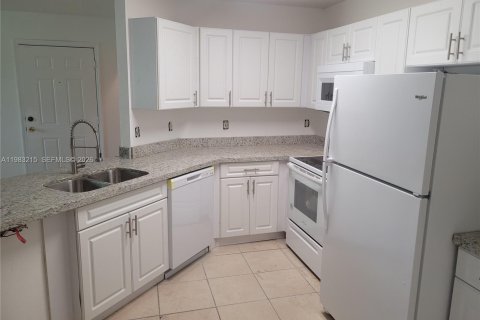 Снять в аренду кондоминиум в Помпано-Бич, Флорида 3 спальни, 108.7м2, № 2045414 - фото 5