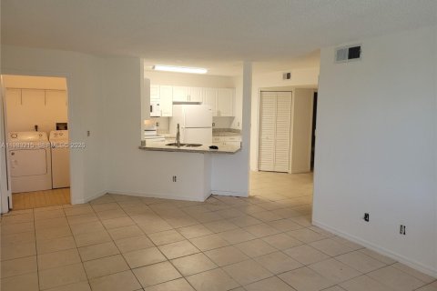 Снять в аренду кондоминиум в Помпано-Бич, Флорида 3 спальни, 108.7м2, № 2045414 - фото 24
