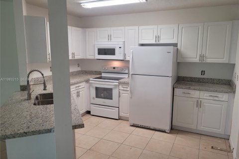 Снять в аренду кондоминиум в Помпано-Бич, Флорида 3 спальни, 108.7м2, № 2045414 - фото 4