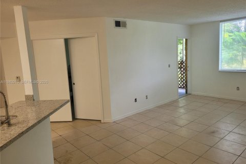 Снять в аренду кондоминиум в Помпано-Бич, Флорида 3 спальни, 108.7м2, № 2045414 - фото 17